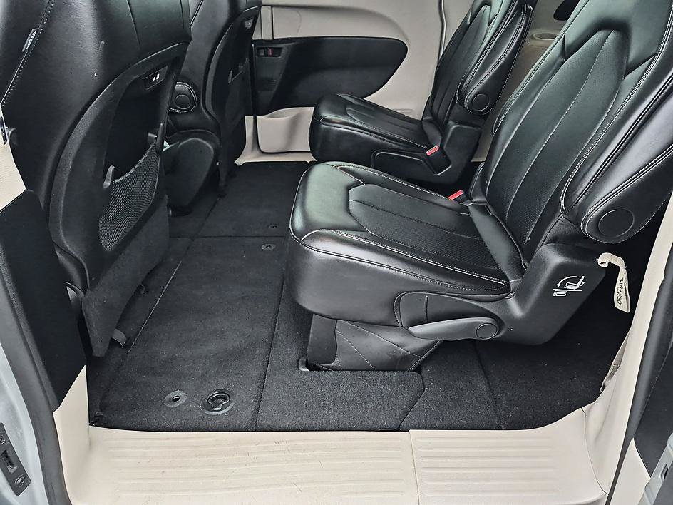 Used 2024 Chrysler Pacifica Touring-L FWD image 27