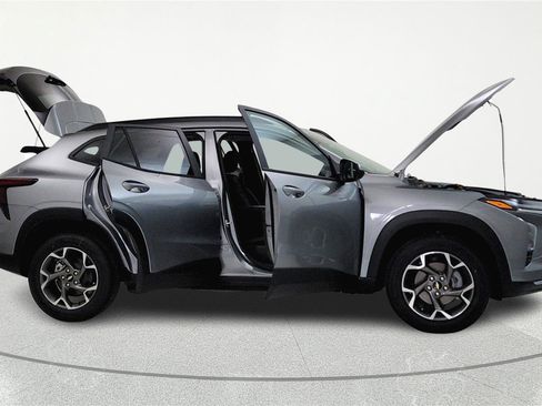 New 2026 Chevrolet Trax LT w/ LT Convenience Package FWD image 8