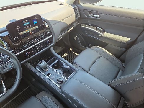 Used 2025 Nissan Pathfinder SL AWD/4WD image 12