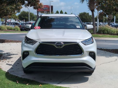 Used 2023 Toyota Highlander Limited FWD image 3