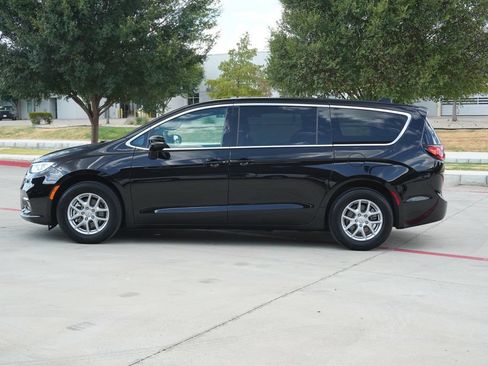 Used 2026 Chrysler Pacifica Select FWD image 2