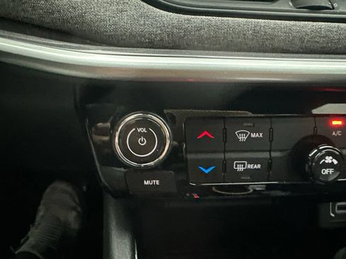 Used 2023 Jeep Compass Latitude AWD/4WD image 16