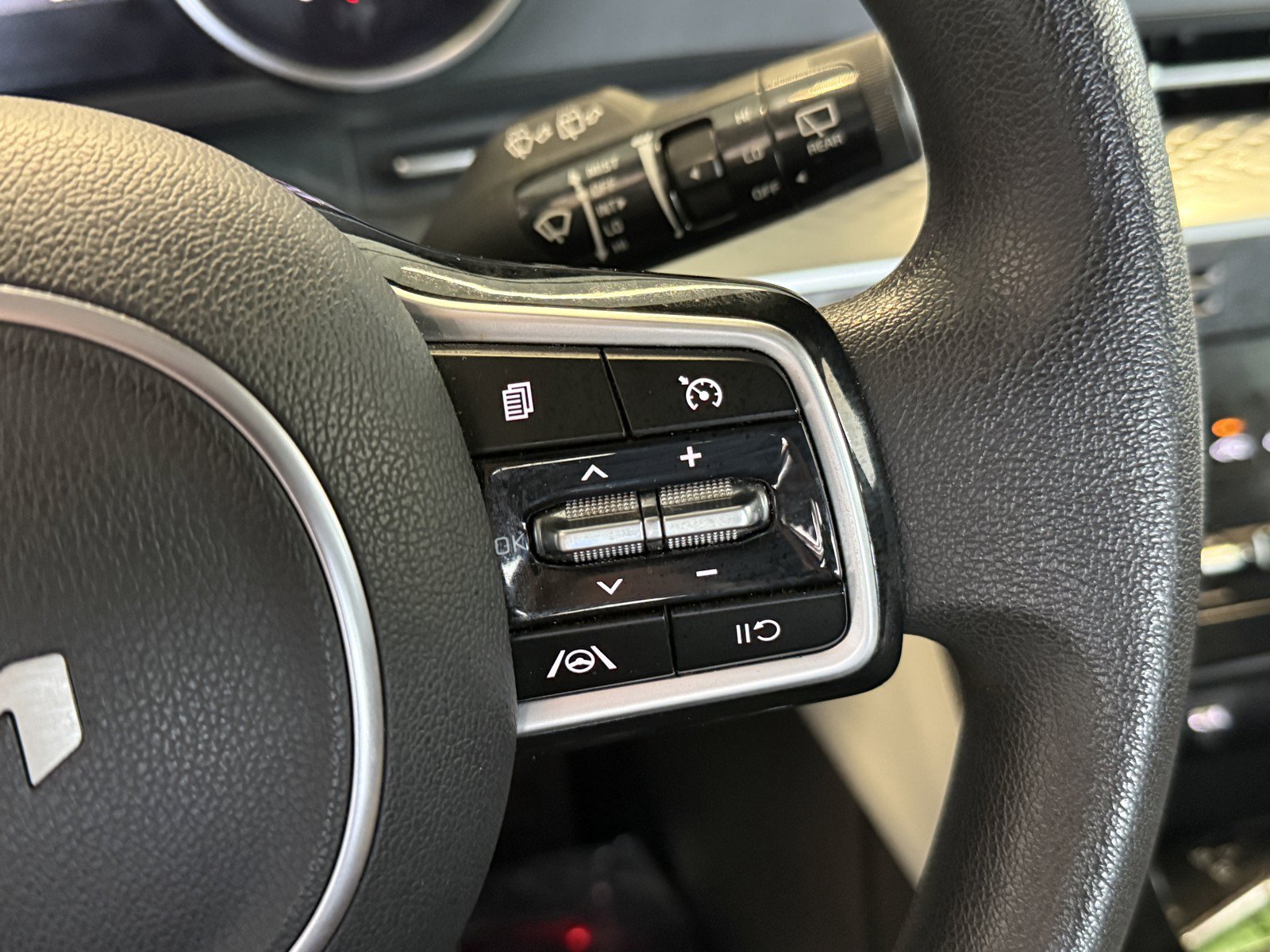 Used 2023 Kia Carnival LX FWD image 21