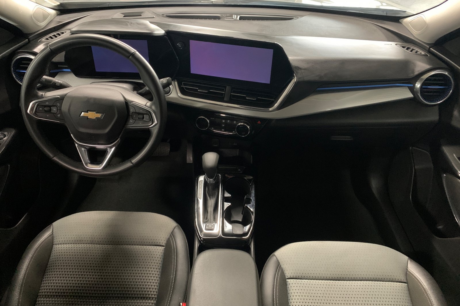 Used 2025 Chevrolet Trax LT w/ LT Convenience Package FWD image 15