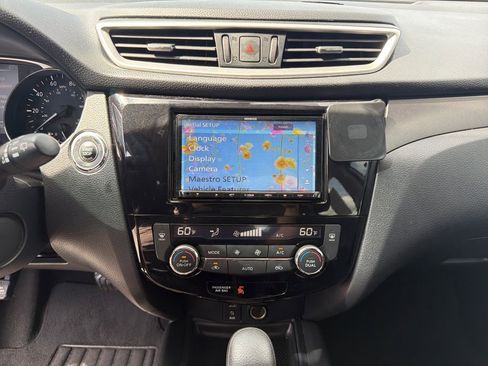 Used 2016 Nissan Rogue SV image 32