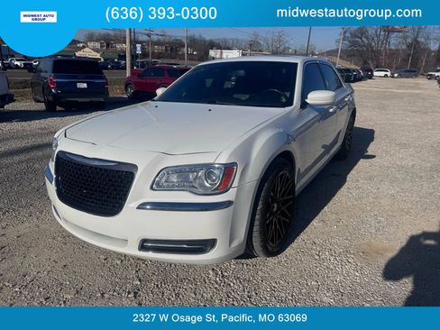 Used 2013 Chrysler 300 image 1