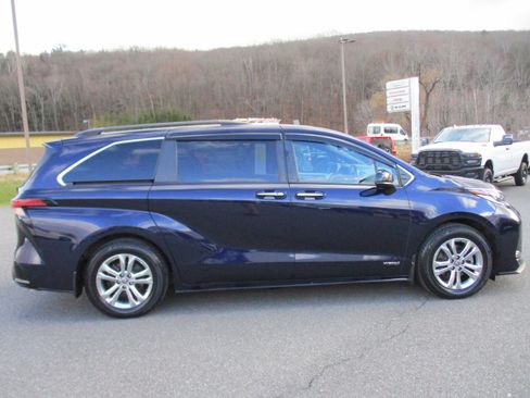 Used 2021 Toyota Sienna XSE w/ XSE Plus Package image 4