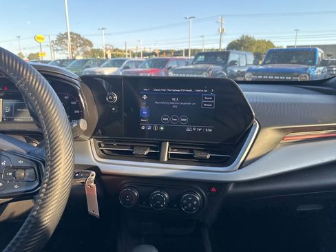Used 2025 Chevrolet Trax RS image 28