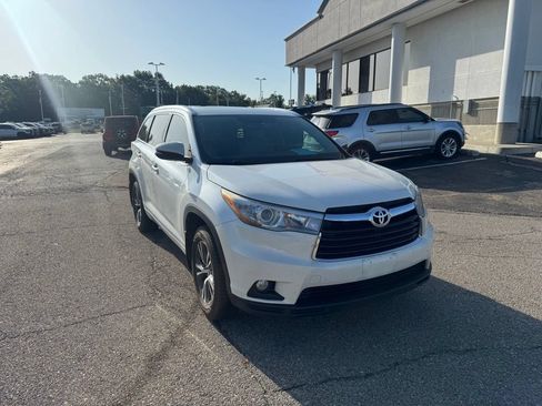 Used 2016 Toyota Highlander XLE AWD/4WD image 1