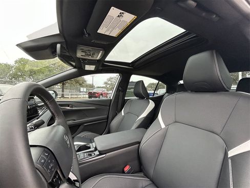 Used 2025 Toyota Camry SE image 12