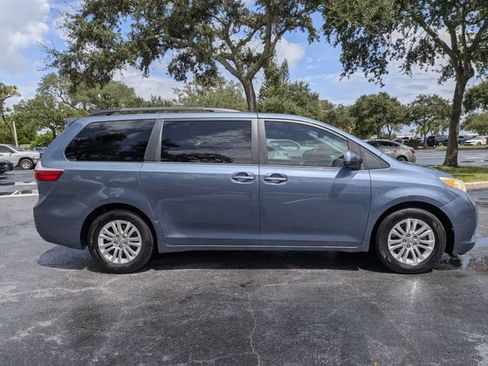 Used 2015 Toyota Sienna XLE Premium FWD image 2