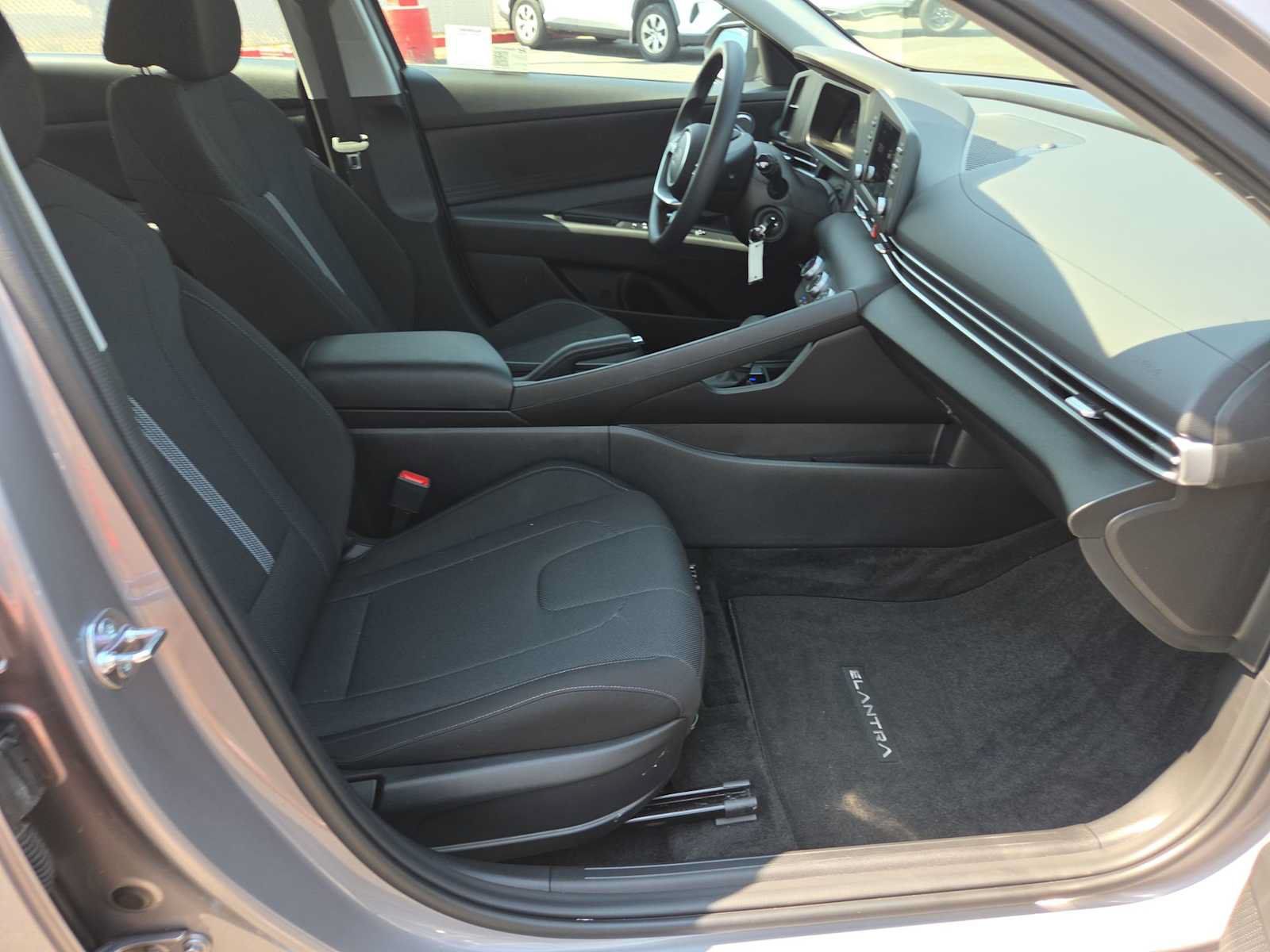 Used 2025 Hyundai Elantra SE FWD image 22