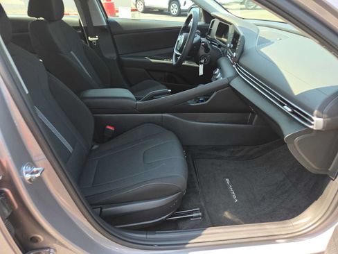 Used 2025 Hyundai Elantra SE FWD image 22