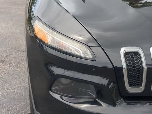Used 2017 Jeep Cherokee Latitude w/ Comfort/Convenience Group FWD image 10