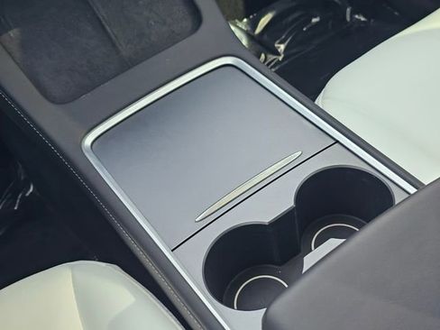 Used 2024 Tesla Model Y Performance image 31