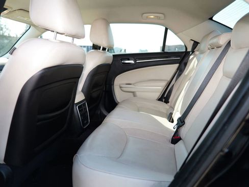 Used 2018 Chrysler 300 Limited image 29