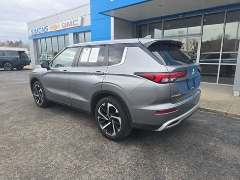 Used 2024 Mitsubishi Outlander SE image 3