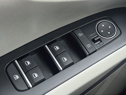 Certified 2025 Kia Soul LX w/ LX Technology Package FWD image 17