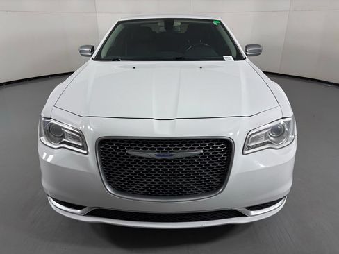 Used 2019 Chrysler 300 Touring w/ Chrome Appearance Package RWD image 3