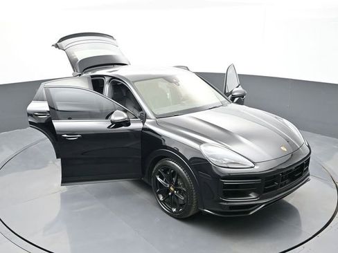 Certified 2022 Porsche Cayenne Turbo GT AWD/4WD image 33