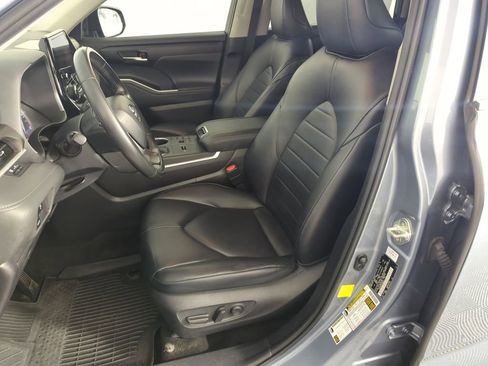 Used 2023 Toyota Highlander XLE image 12