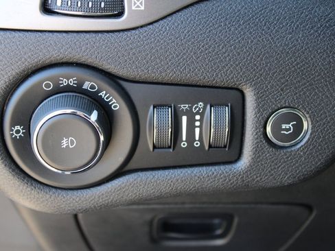 Used 2021 Jeep Cherokee Limited image 12