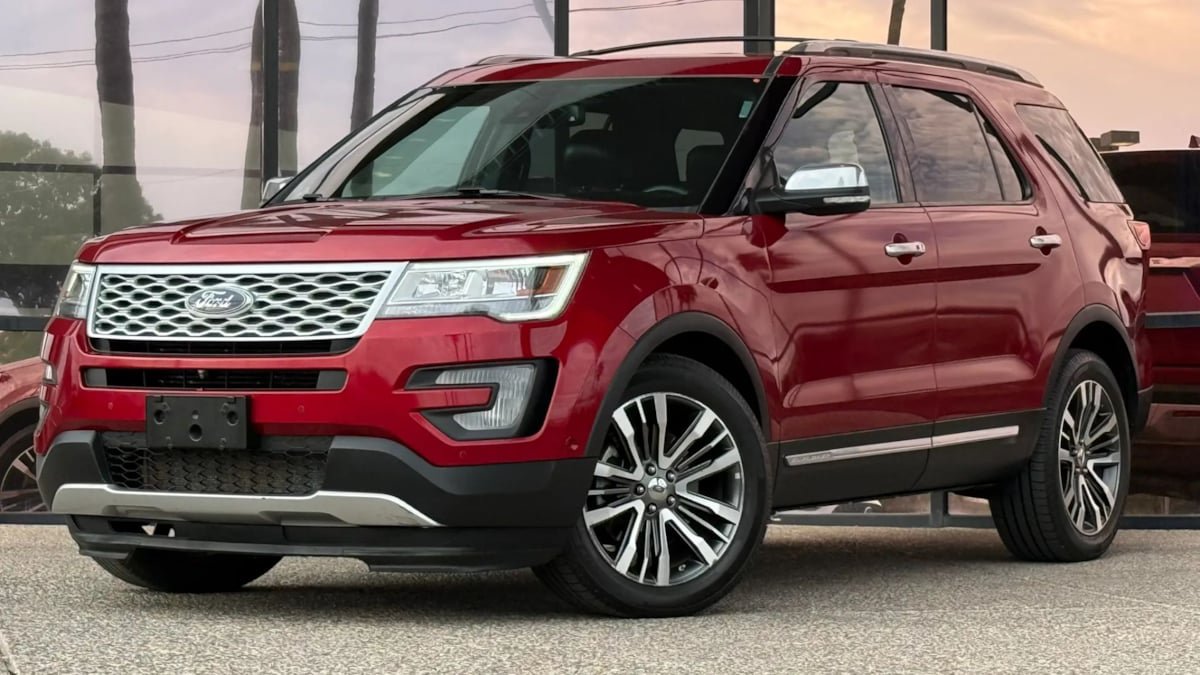 Used 2017 Ford Explorer Platinum AWD/4WD image 2