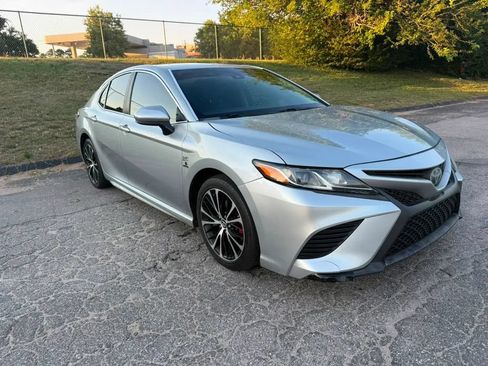 Used 2018 Toyota Camry SE FWD image 1