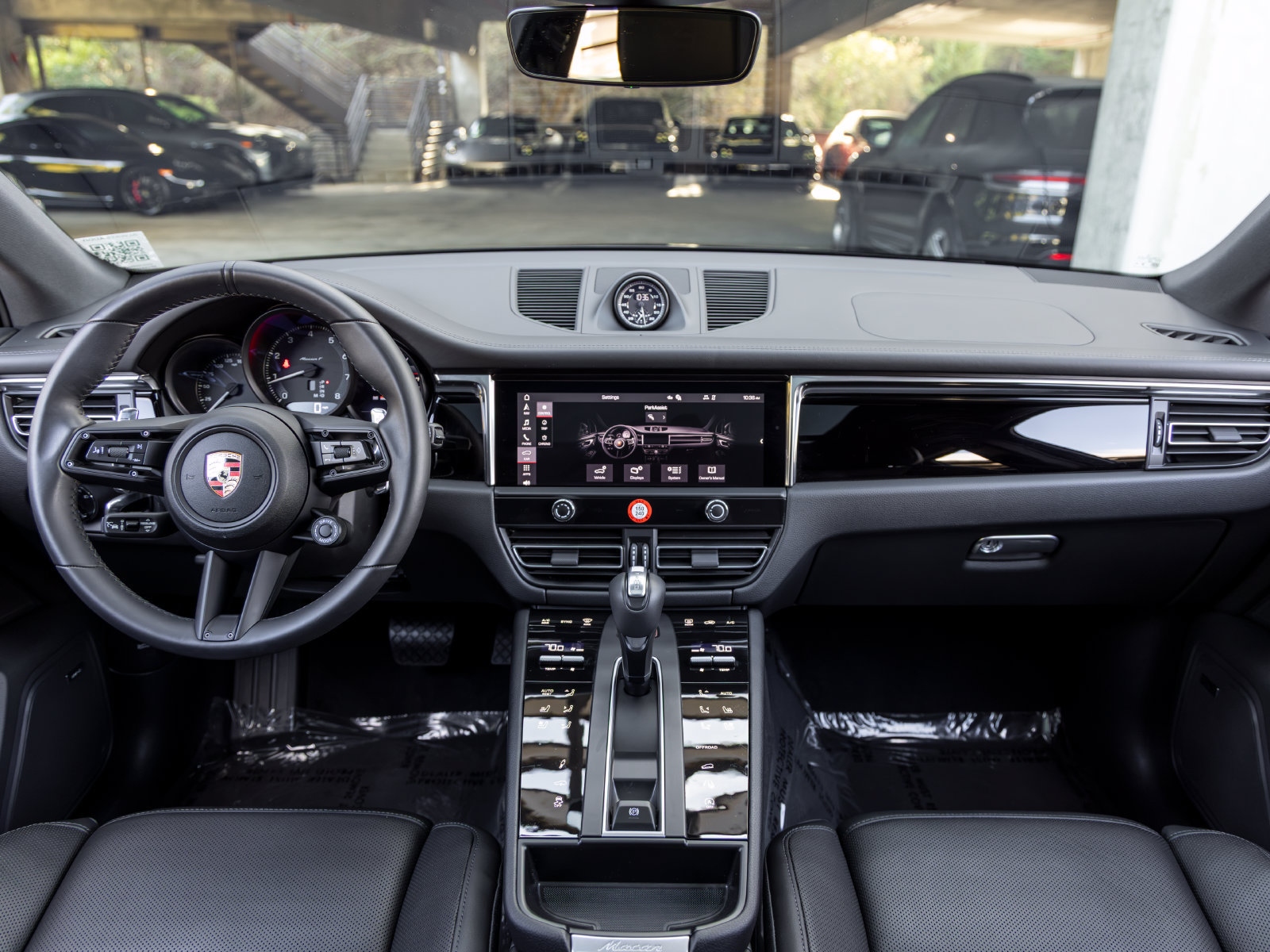Certified 2025 Porsche Macan Turbo AWD/4WD image 34