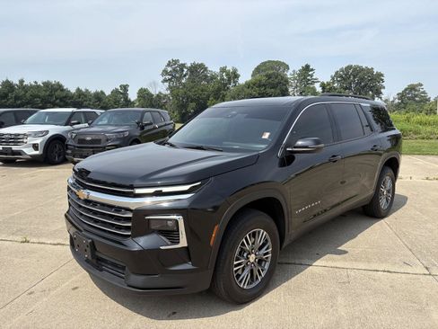 Used 2025 Chevrolet Traverse LT FWD image 4