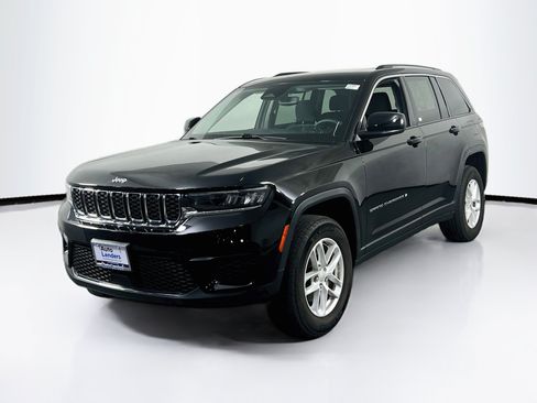 Used 2023 Jeep Grand Cherokee Laredo AWD/4WD image 1