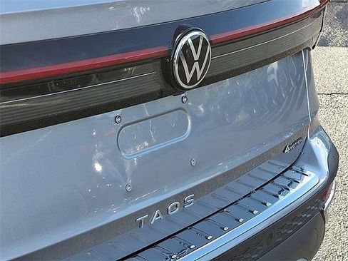 New 2025 Volkswagen Taos SE image 23