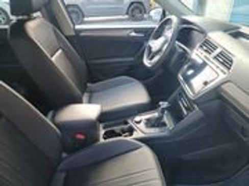 Used 2022 Volkswagen Tiguan SE image 11