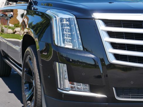 Used 2019 Cadillac Escalade ESV Premium Luxury AWD/4WD image 16