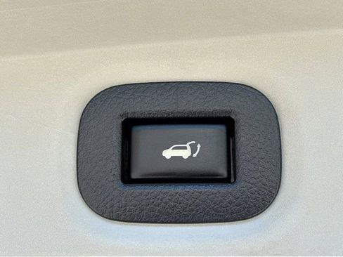 Used 2018 Nissan Rogue SV AWD/4WD image 21