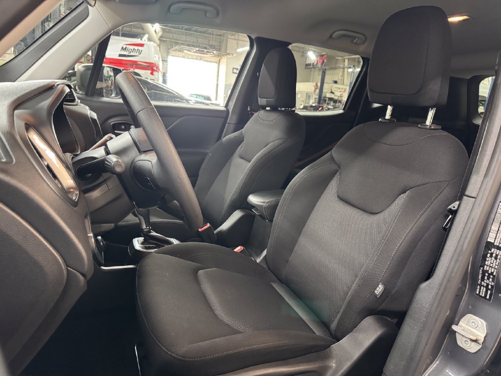 Used 2023 Jeep Renegade Latitude AWD/4WD image 17