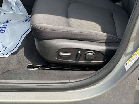 Used 2017 Chevrolet Malibu LT FWD image 16