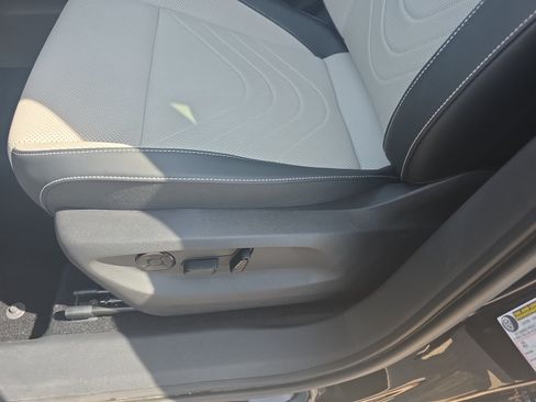Certified 2025 Volkswagen Tiguan SE w/ Panoramic Sunroof Package FWD image 14
