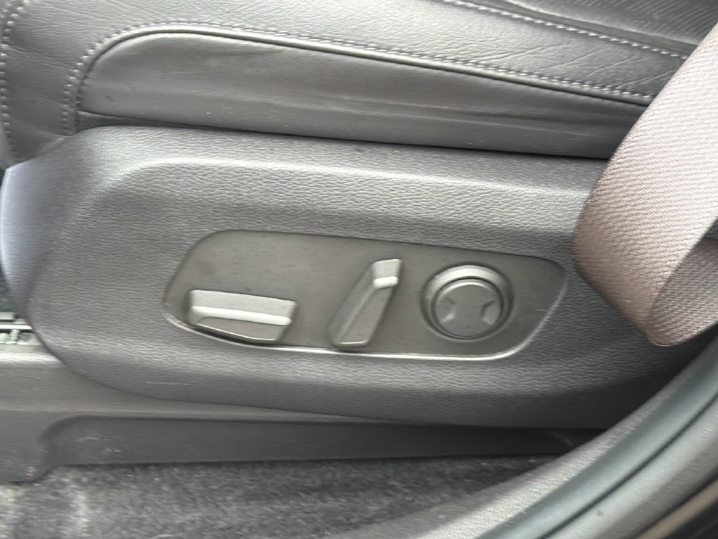 Used 2023 Kia Carnival LX FWD image 28