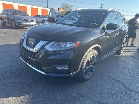 Used 2017 Nissan Rogue SL image 2