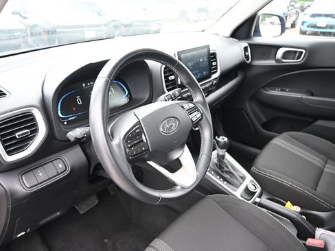 Used 2025 Hyundai Venue SEL FWD image 9