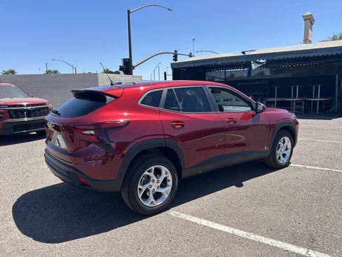 Used 2025 Chevrolet Trax LS w/ LS Convenience Package image 4