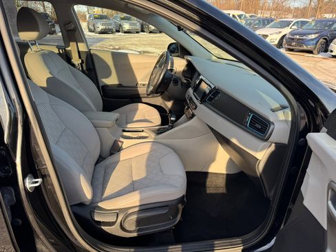 Used 2019 Kia Niro LX image 11