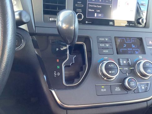 Used 2019 Toyota Sienna SE Premium image 18