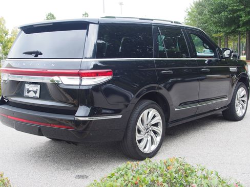 Used 2024 Lincoln Navigator Premiere image 8