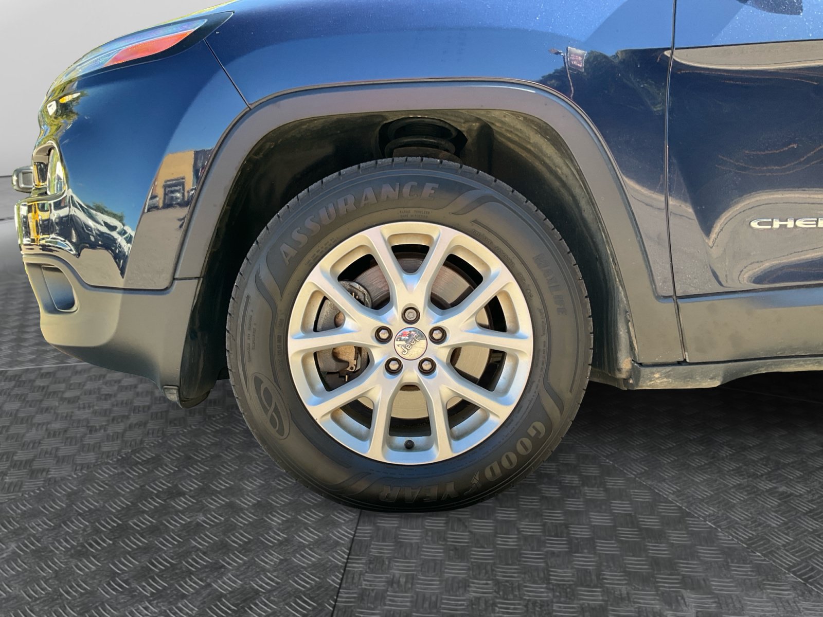Used 2016 Jeep Cherokee Latitude w/ Cold Weather Group AWD/4WD image 16