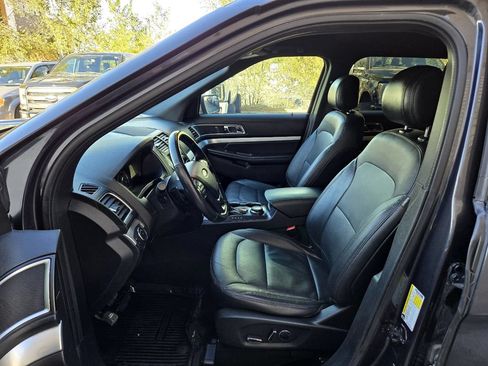 Used 2017 Ford Explorer XLT w/ Equipment Group 202A AWD/4WD image 24