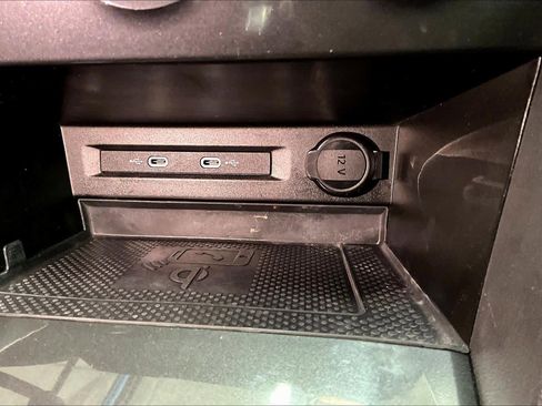 Used 2021 Volkswagen Tiguan SE image 35