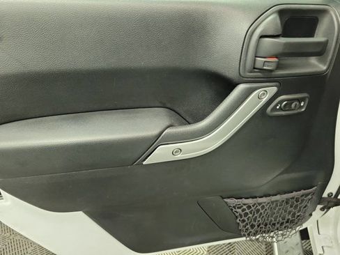 Used 2014 Jeep Wrangler Unlimited Sahara w/ Dual Top Group AWD/4WD image 16