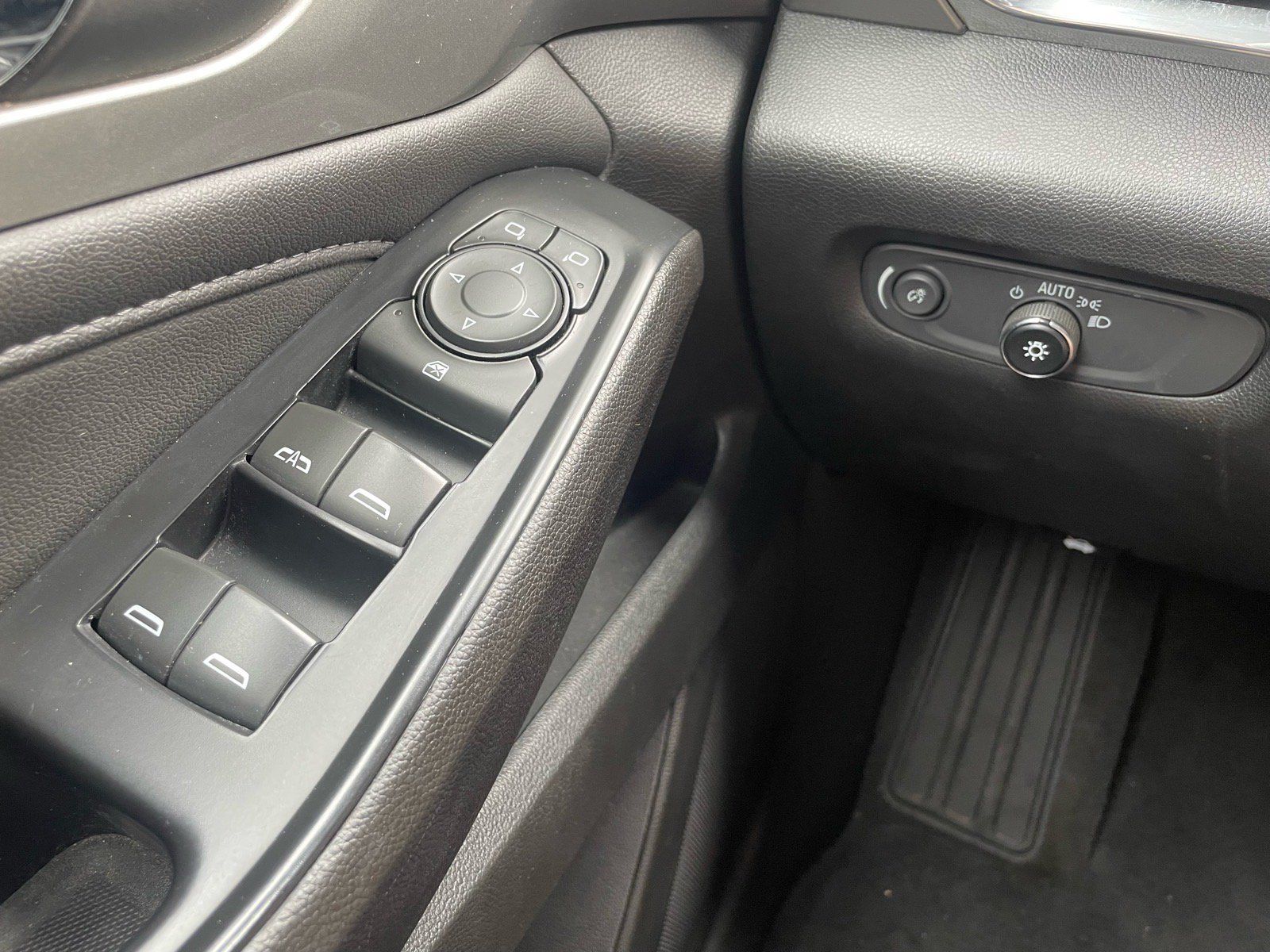 Used 2023 Chevrolet Traverse LT FWD image 16